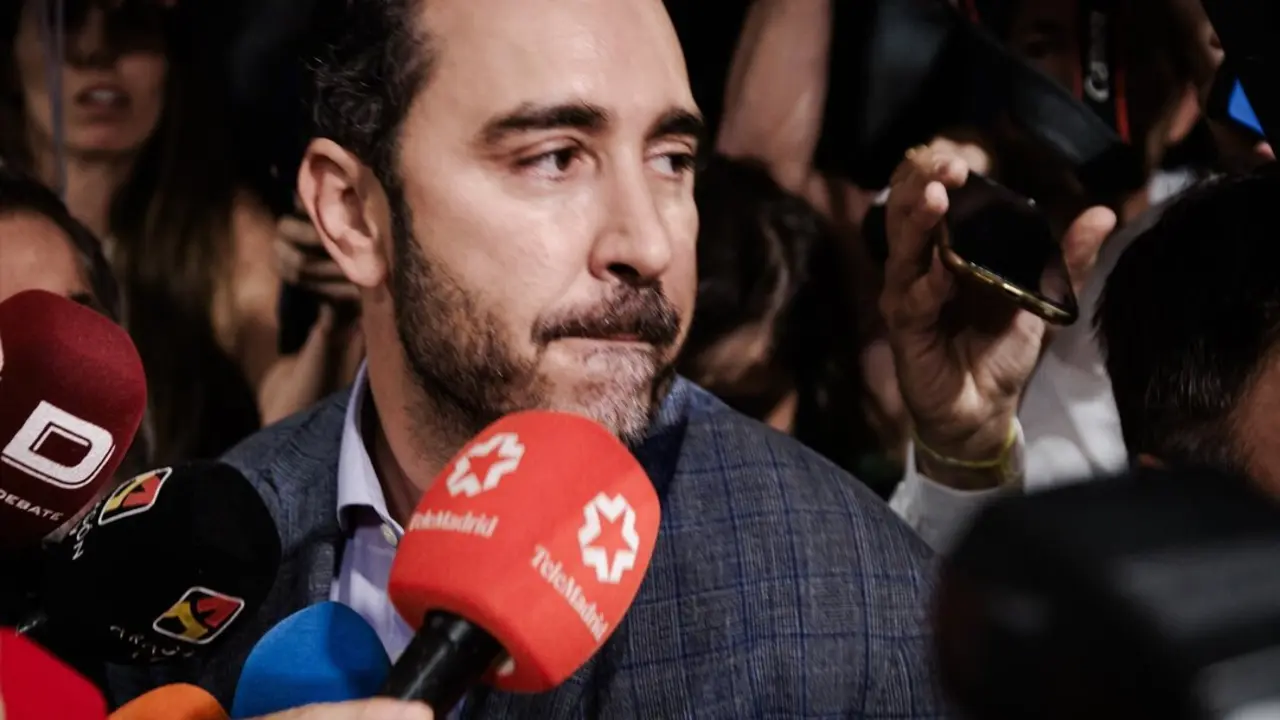 El empresario V&iacute;ctor de Aldama asiste a la comparecencia de la exmilitante socialista Leire D&iacute;ez. / Carlos Luj&aacute;n