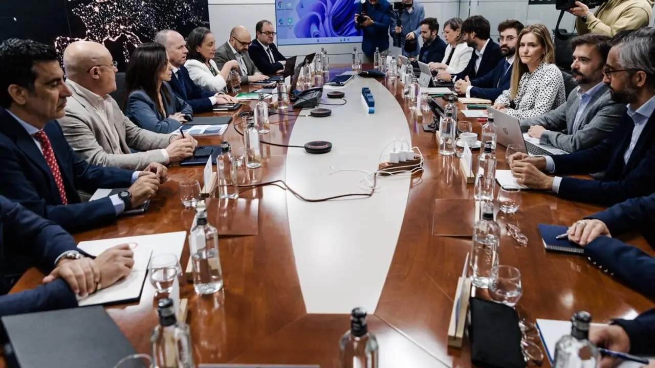 La ministra para la Transici&oacute;n Ecol&oacute;gica, Sara Aagesen y la presidenta de Red El&eacute;ctrica de Espa&ntilde;a, Beatriz Corredor, asisten a la reuni&oacute;n del Comit&eacute;. / Carlos Luj&aacute;n