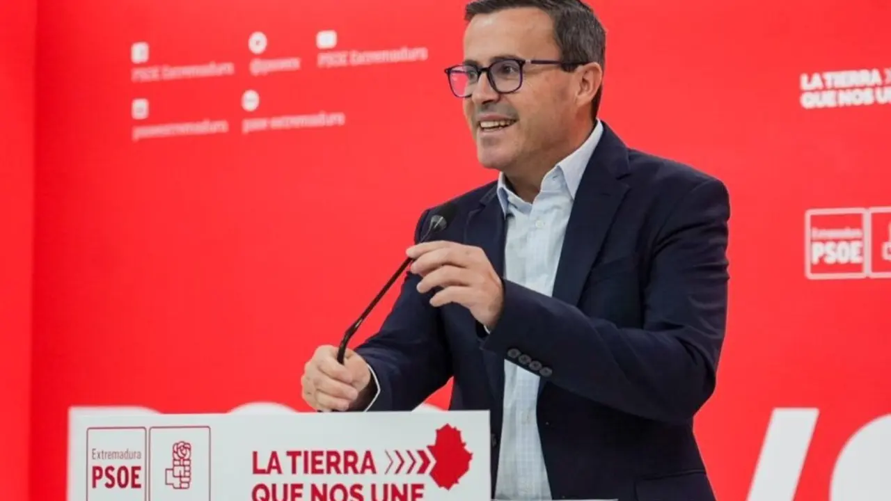 El secretario general del PSOE de Extremadura, Miguel &Aacute;ngel Gallardo, en una rueda de prensa en M&eacute;rida. / EP