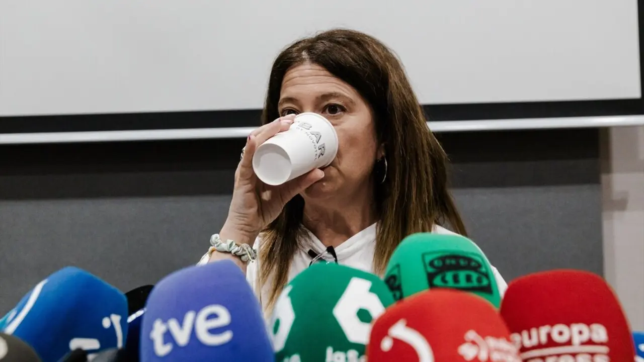 La exmilitante socialista Leire D&iacute;ez durante una rueda de prensa. / Carlos Luj&aacute;n