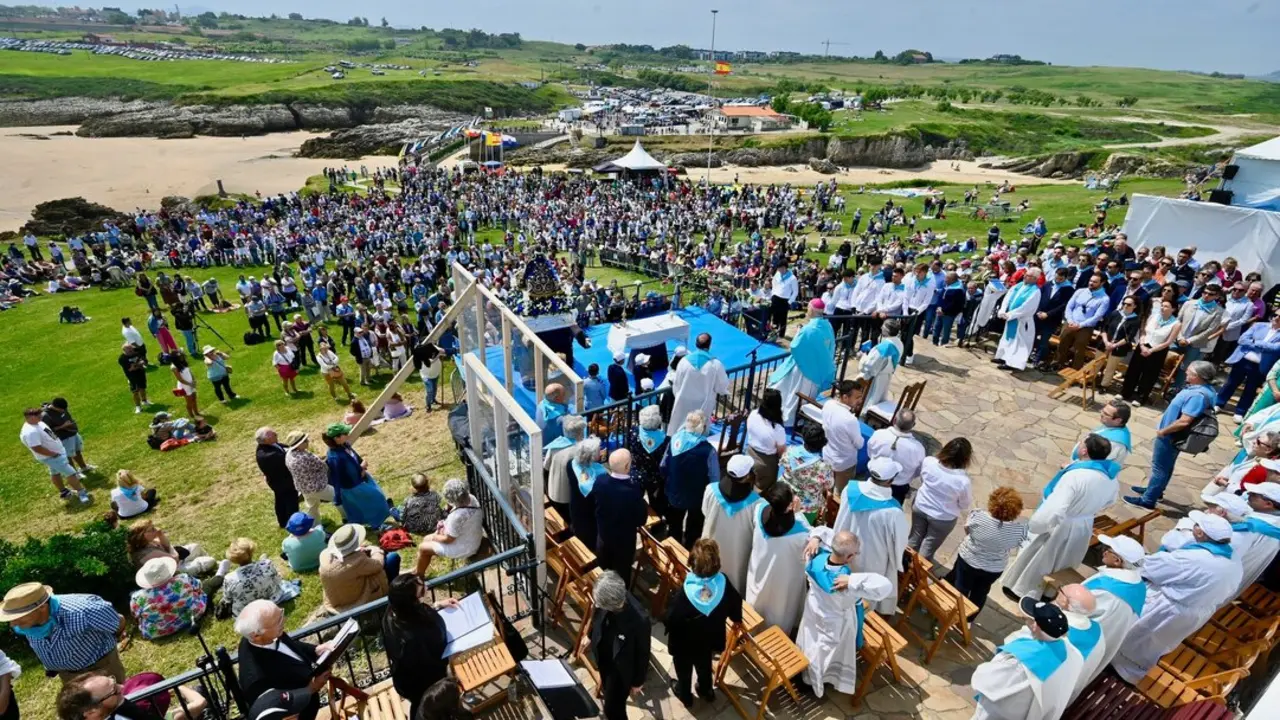 Cientos de personas honran a la Virgen del Mar. / A.E.