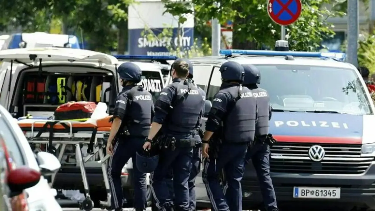 Diez personas murieron tras un tiroteo en el colegio BORG de la calle Dreiersch&uuml;tzengasse de Graz. Seg&uacute;n fuentes, ocho estudiantes y un profesor fueron asesinados a tiros. Adem&aacute;s, el agresor se suicid&oacute; presuntamente en el ba&ntilde;o. Otras treinta personas, entre estudiantes y profesores, resultaron heridas, algunas de gravedad.