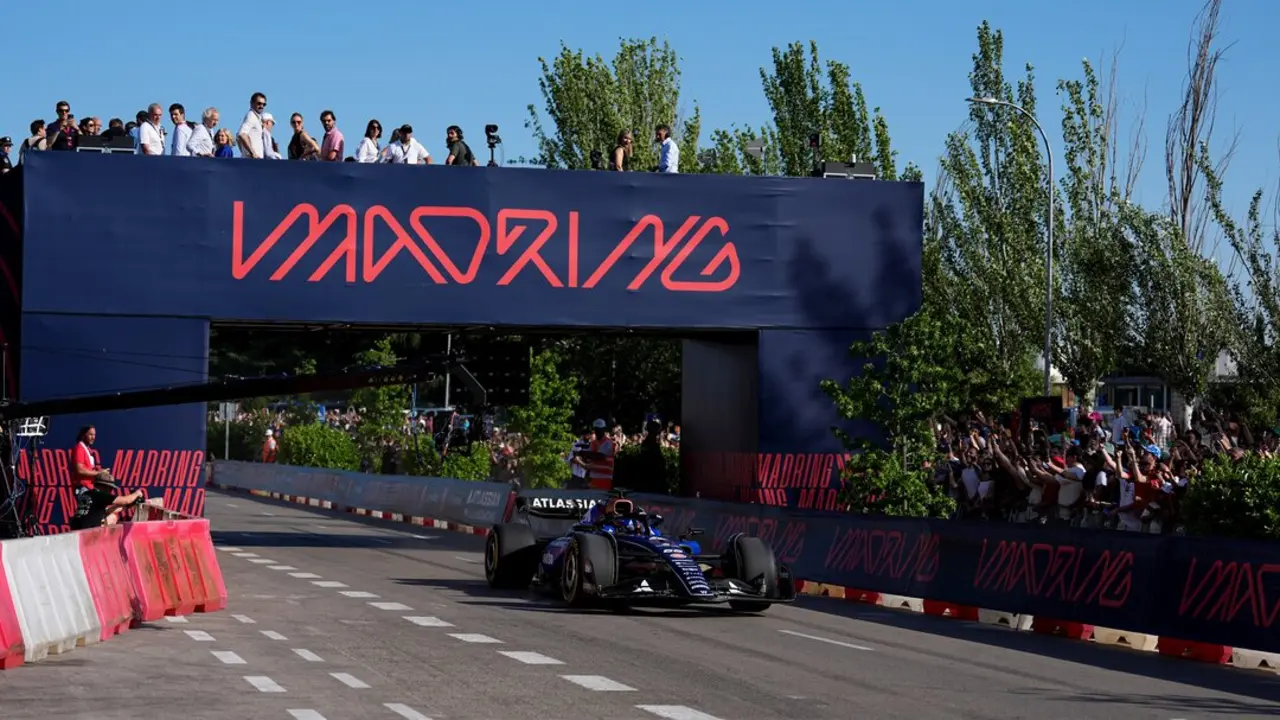 Carlos Sainz en acci&oacute;n durante una exhibici&oacute;n con Williams en el futuro Madring F1. / EP