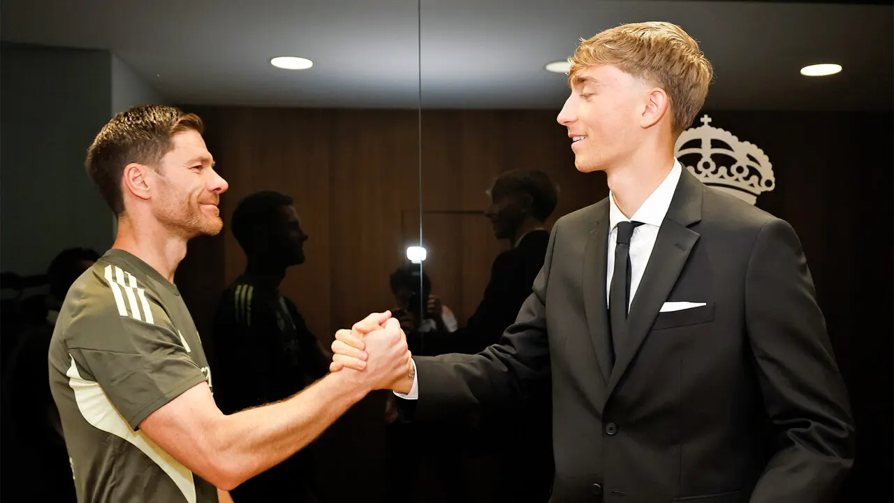 Xavi Alonso y Dean Huijsen. / X
