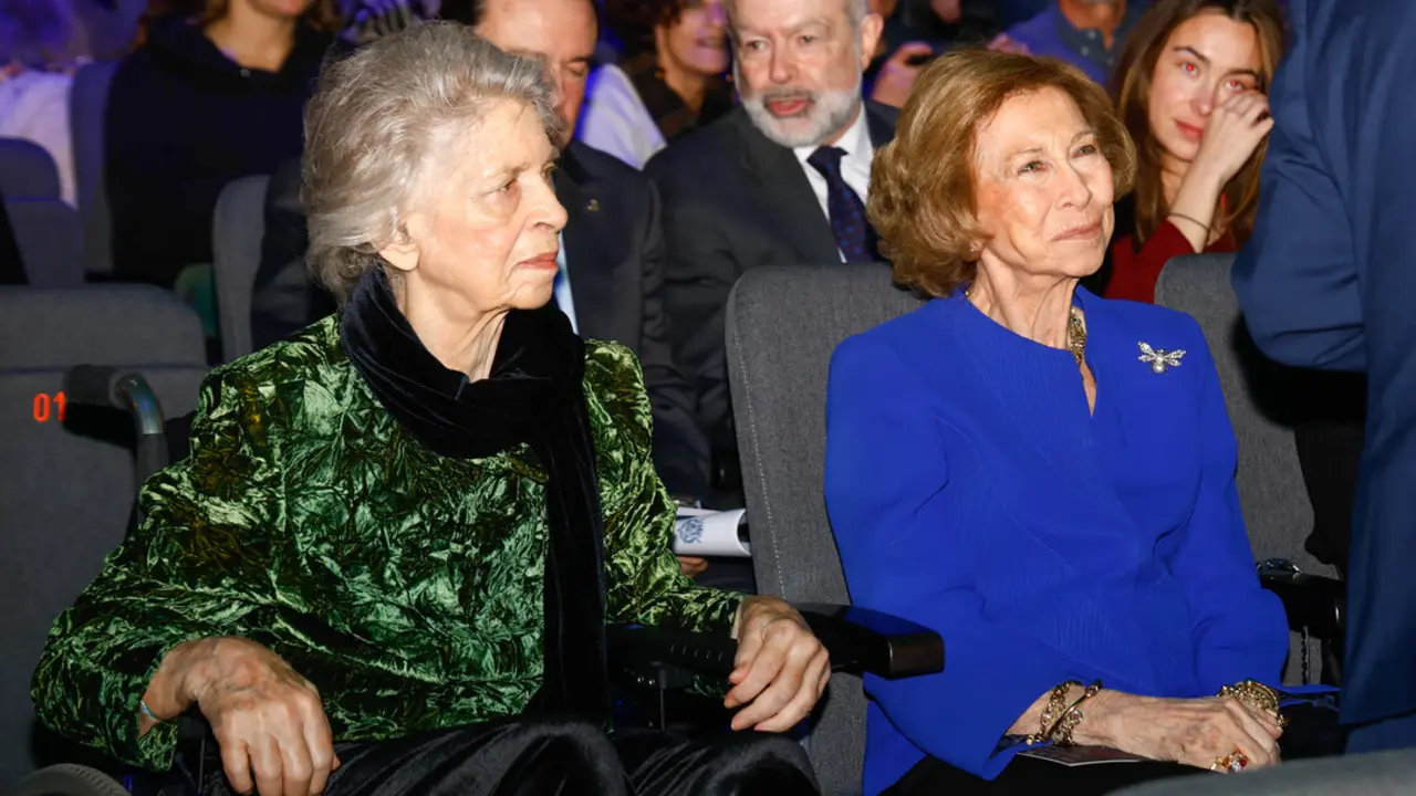La Reina Do&ntilde;a Sof&iacute;a e Irene de Grecia en un concierto solidario de Navidad. / EP