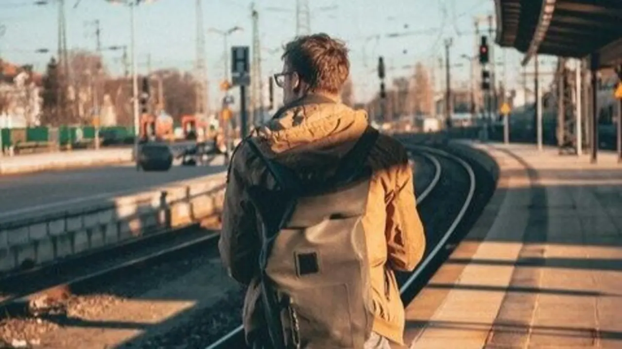 Una persona en una estaci&oacute;n de tren. / A.E