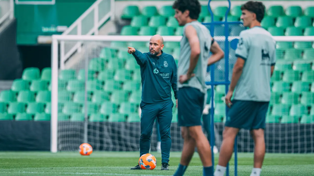El entrenador del Racing, Jos&eacute; Alberto, da indicaciones durante el entrenamiento. / RRC