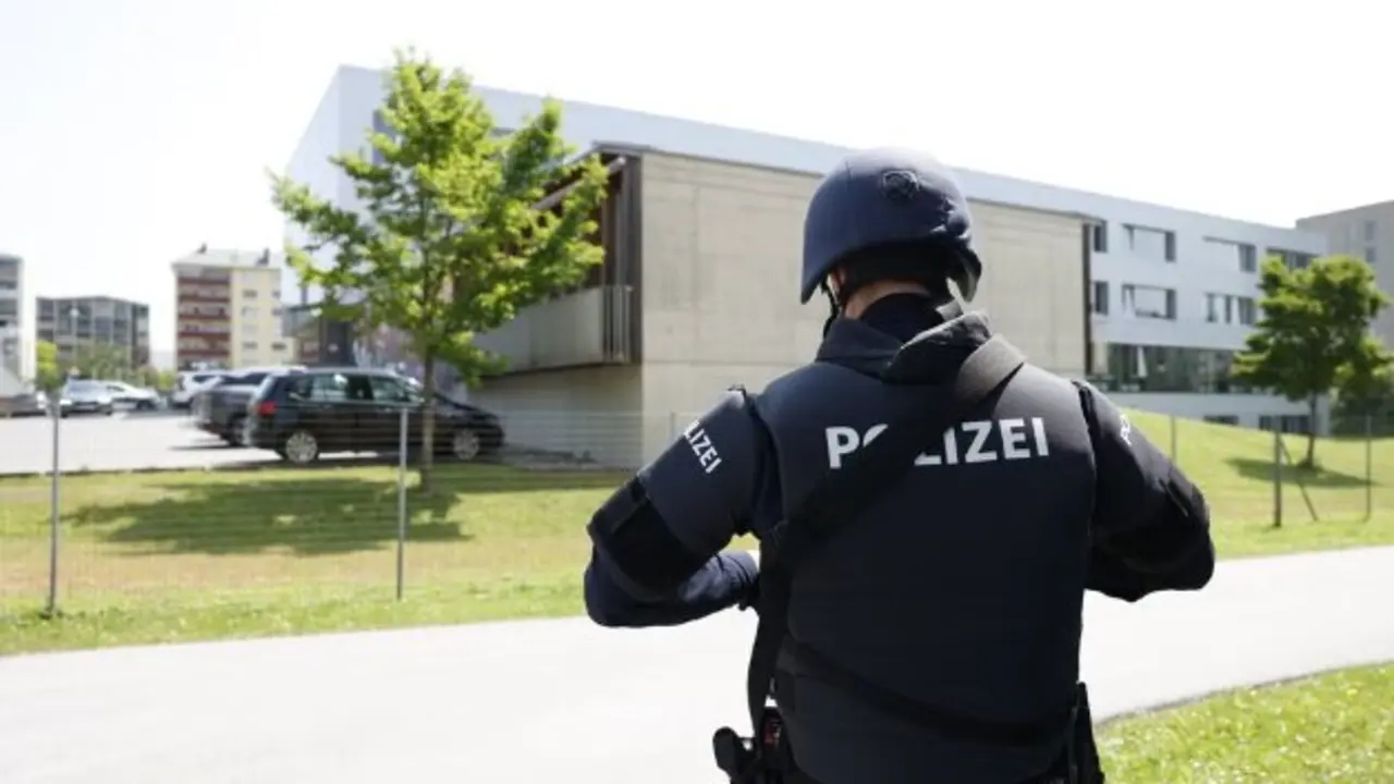 300 polic&iacute;as llegaron y desalojaron la escuela. Estudiantes aterrorizados corrieron por los pasillos y abandonaron el edificio. Diecisiete minutos despu&eacute;s de que se diera la alarma, las fuerzas de EKO Cobra finalmente lograron restablecer la seguridad tras registrar el edificio, explic&oacute; Franz Ruf, Director General de Seguridad P&uacute;blica. Esto permiti&oacute; que las primeras ambulancias llegaran en poco tiempo.