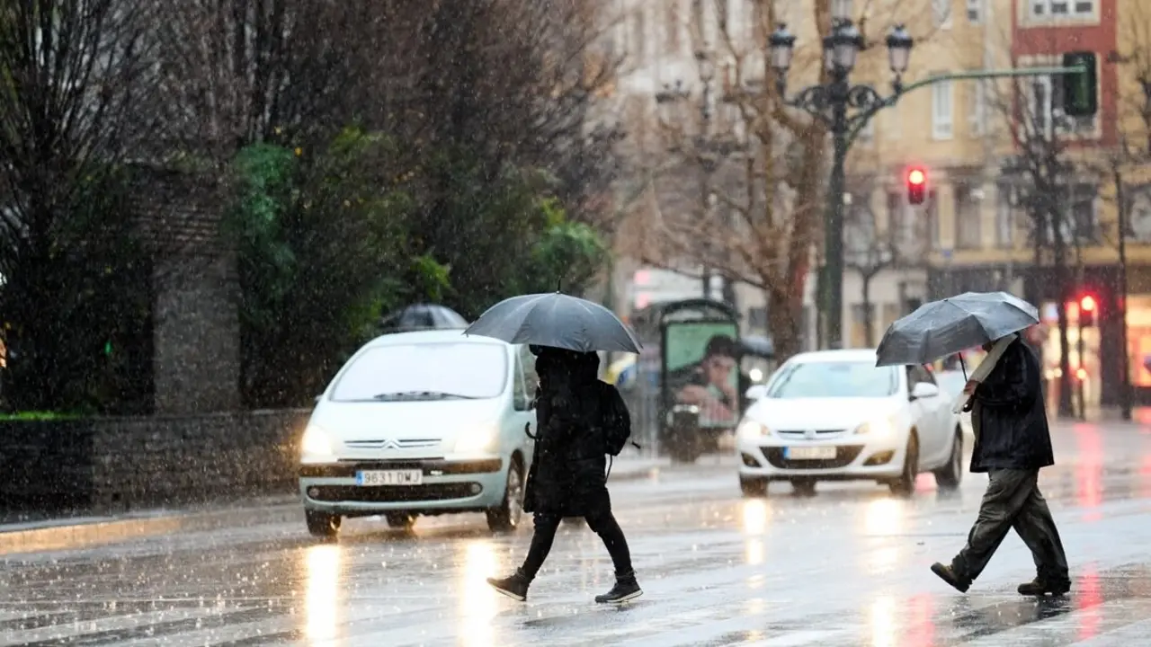 Varias personas paseando bajo la lluvia en Santander. / EP