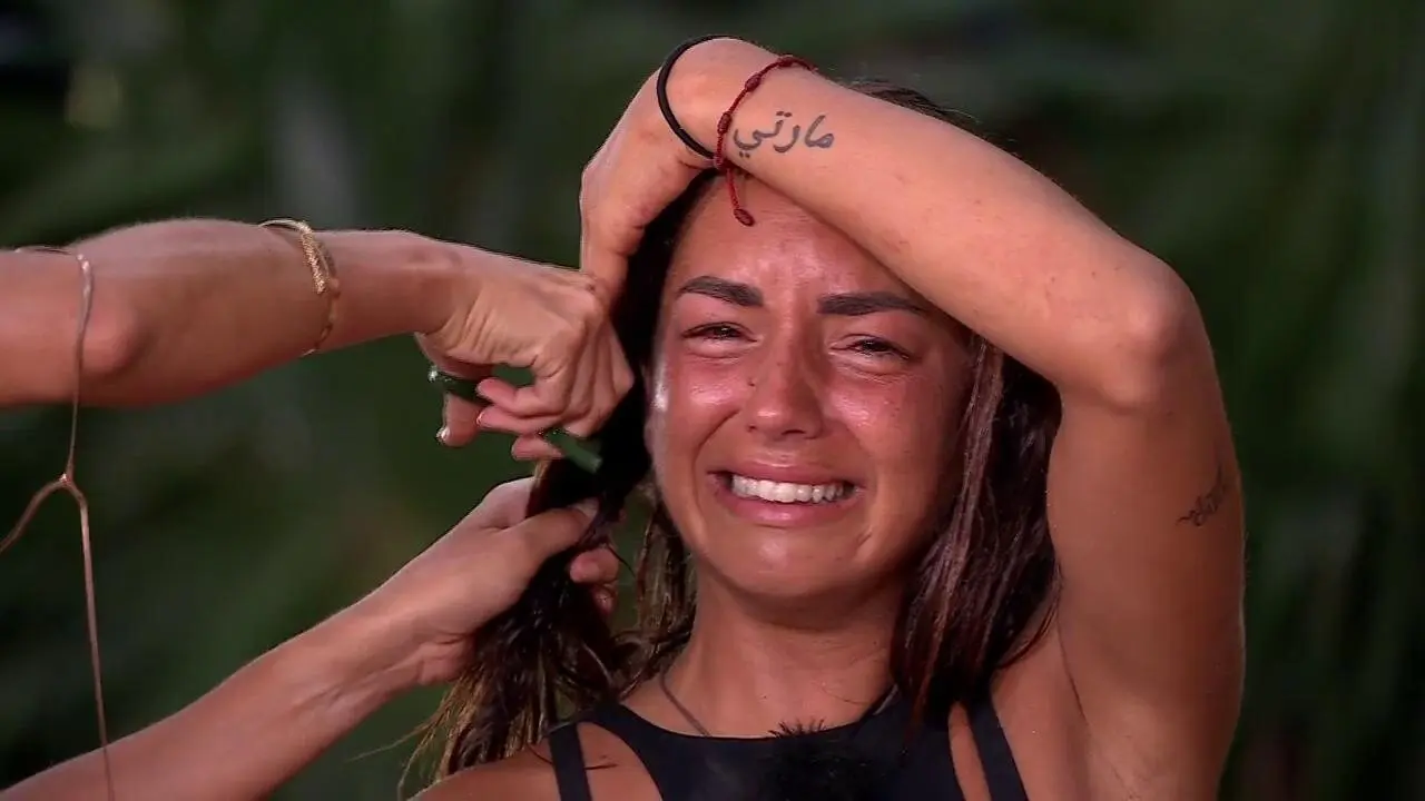 Anita se corta el pelo por una recompensa. / Supervivientes