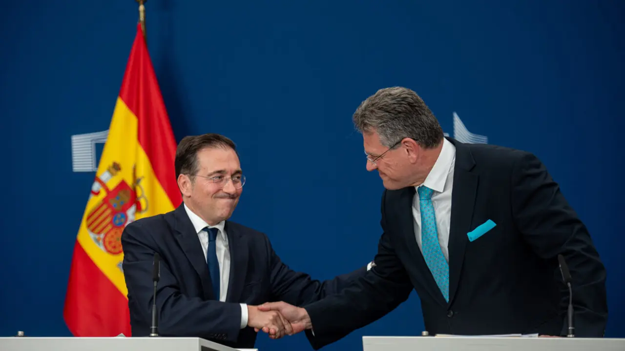 El ministro de Asuntos Exteriores, Uni&oacute;n Europea y Cooperaci&oacute;n, Jos&eacute; Manuel Albares (i), y el comisario de Comercio y negociador de la UE con Reino Unido, Maros Sefcovic (d). / EP