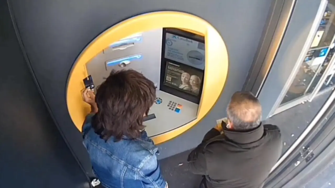 Dos personas sacando dinero de un cajero. / EP