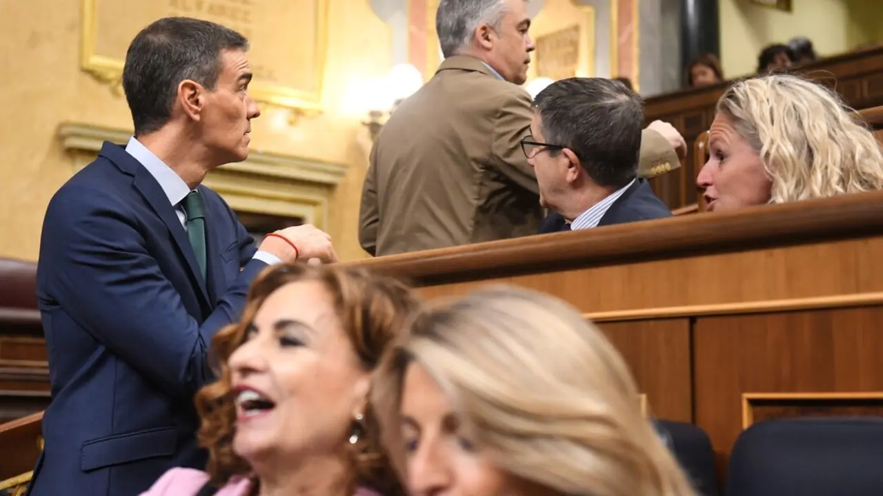 (I-D) El presidente del Gobierno, Pedro S&aacute;nchez, el secretario de organizaci&oacute;n del PSOE, Santos Cerd&aacute;n, y el portavoz del PSOE en el Congreso, Patxi L&oacute;pez, durante una sesi&oacute;n de control al Gobierno. / Fernando S&aacute;nchez