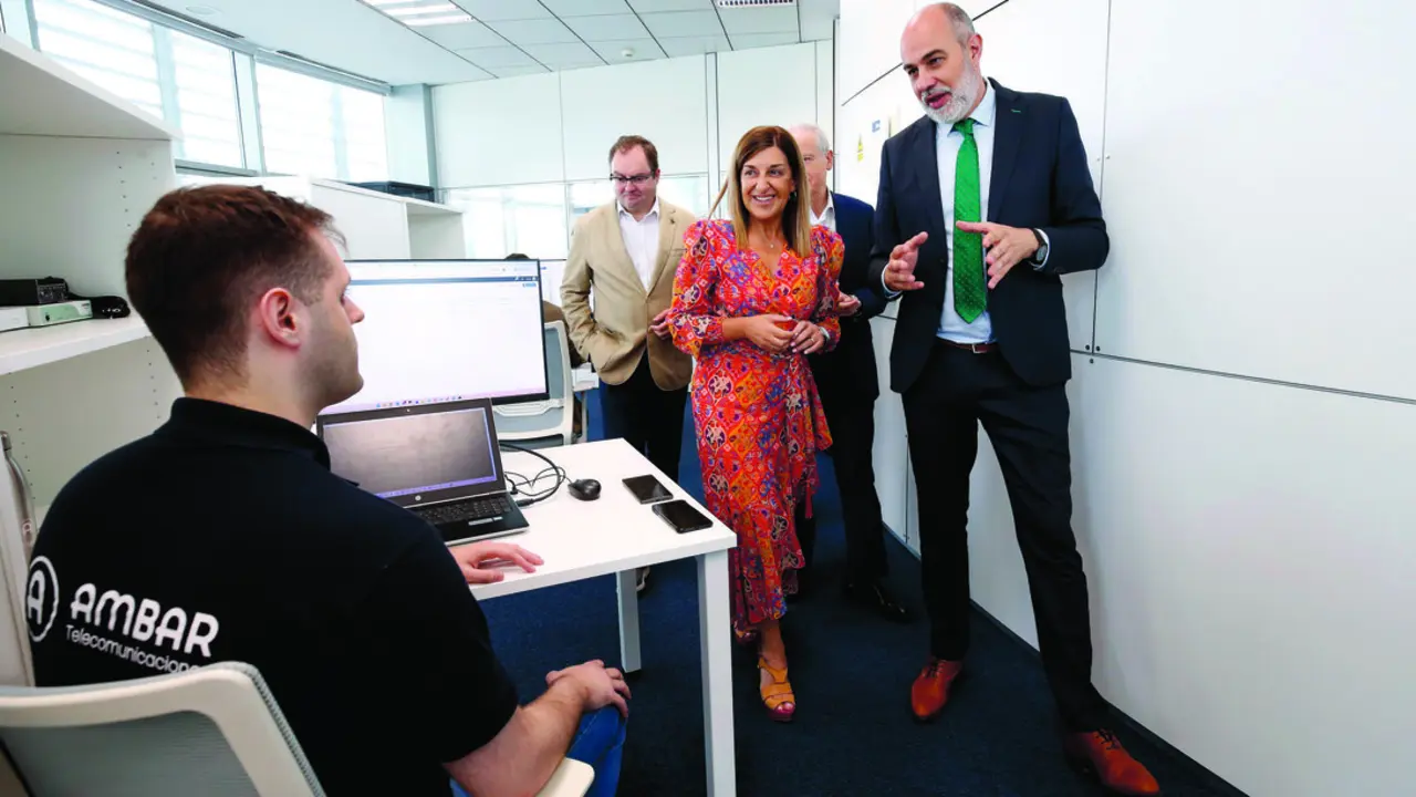 La presidenta de Cantabria, Mar&iacute;a Jos&eacute; S&aacute;enz de Buruaga, inaugura el Centro de Ciberseguridad de Cantabria. / A.E.