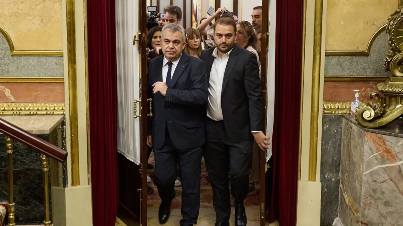 El secretario de Organizaci&oacute;n del PSOE, Santos Cerd&aacute;n (i), a su llegada a una sesi&oacute;n plenaria en el Congreso de los Diputados. / Jes&uacute;s Hell&iacute;n