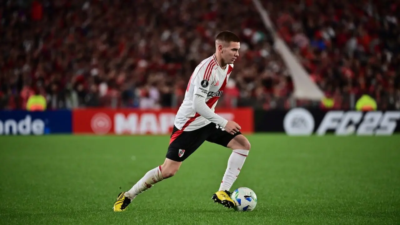 El futbolista Franco Mastantuono, en un partido con River Plate. / EP