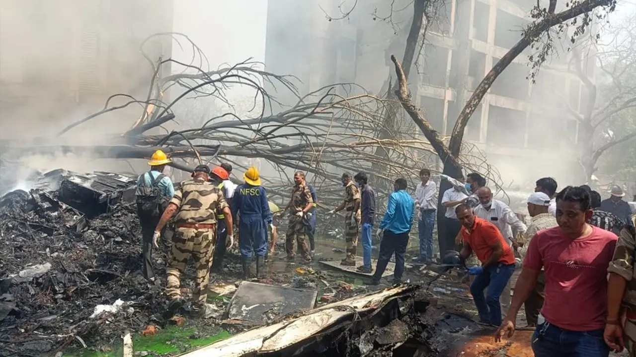 Una foto publicada por la Fuerza Central de Seguridad Industrial de la India muestra a los rescatistas trabajando en el lugar donde se estrell&oacute; el vuelo. / EP