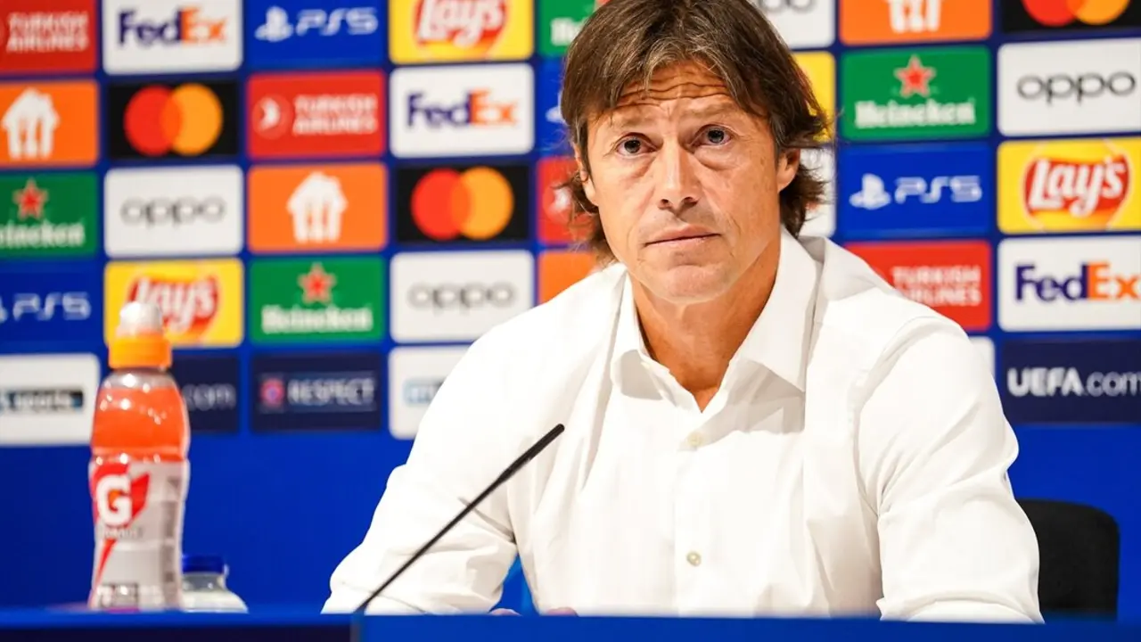 Mat&iacute;as Almeyda durante una rueda de prensa como entrenador del AEK. / Joris Verwijst
