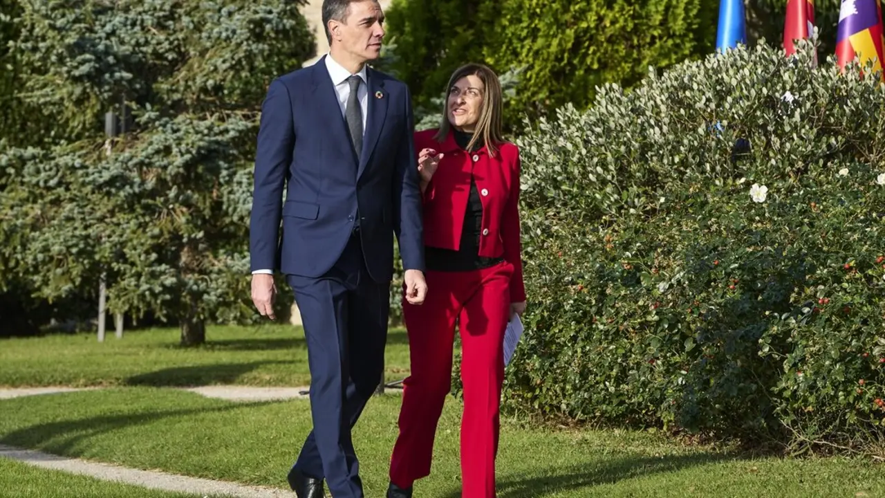 El presidente del Gobierno, Pedro S&aacute;nchez, y la presidenta del Gobierno de Cantabria, Mar&iacute;a Jos&eacute; S&aacute;enz de Buruaga. / C. Ortiz