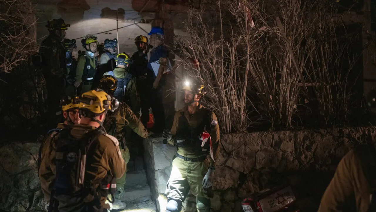 Los equipos de emergencia israel&iacute;es trasladan a una persona herida del lugar de un ataque con misiles iran&iacute;es en Ramat Gan, cerca de Tel Aviv. / EP