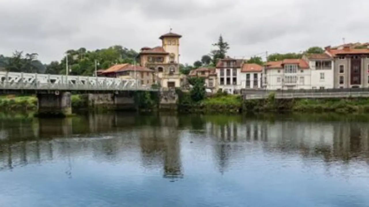 Vistas de los reflejos del pueblo de Unquera en el r&igrave;o Deva. / A.S.