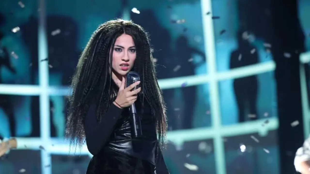 Melani imitando a Shakira. / X