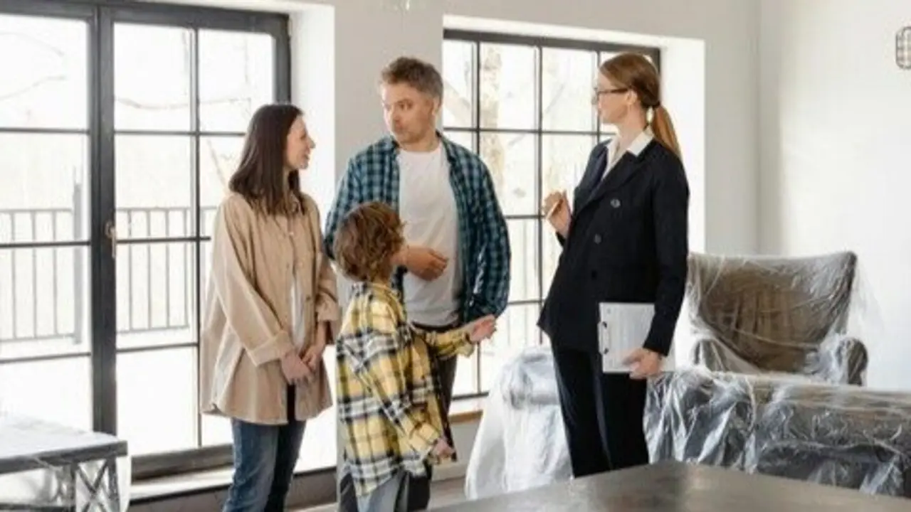 Una familia comprando una vivienda. / A.E