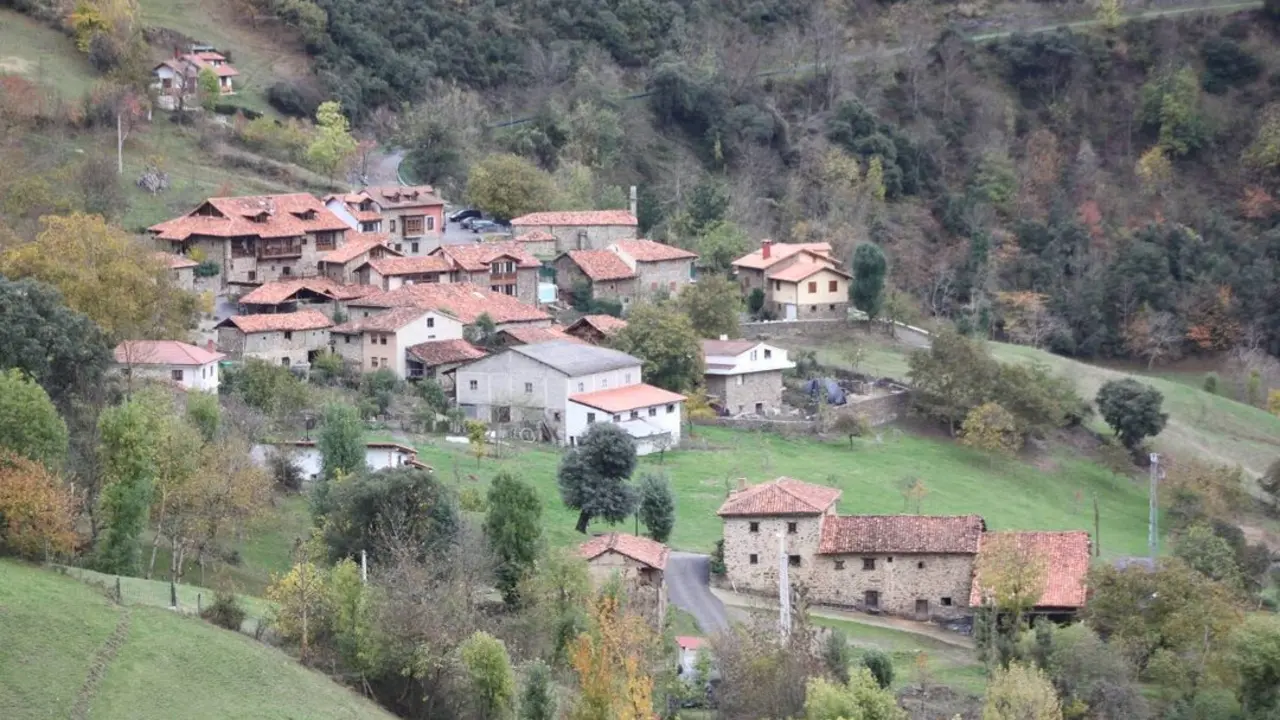 Vista general de Tudes, uno de los lugares que vive meses con muy pocas horas de luz solar. / A.E