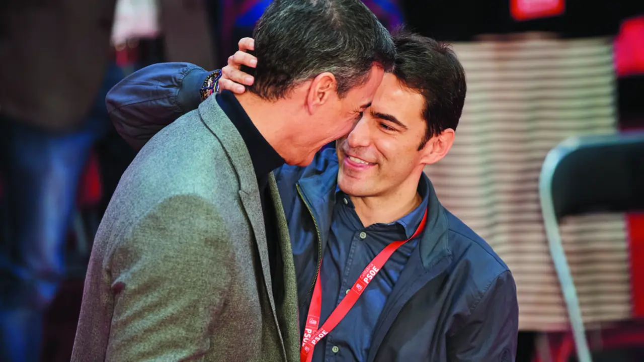 El secretario general del PSOE y presidente del Gobierno, Pedro S&aacute;nchez (i), y el secretario general del PSOE de Cantabria, Pedro Casares. / C.O.