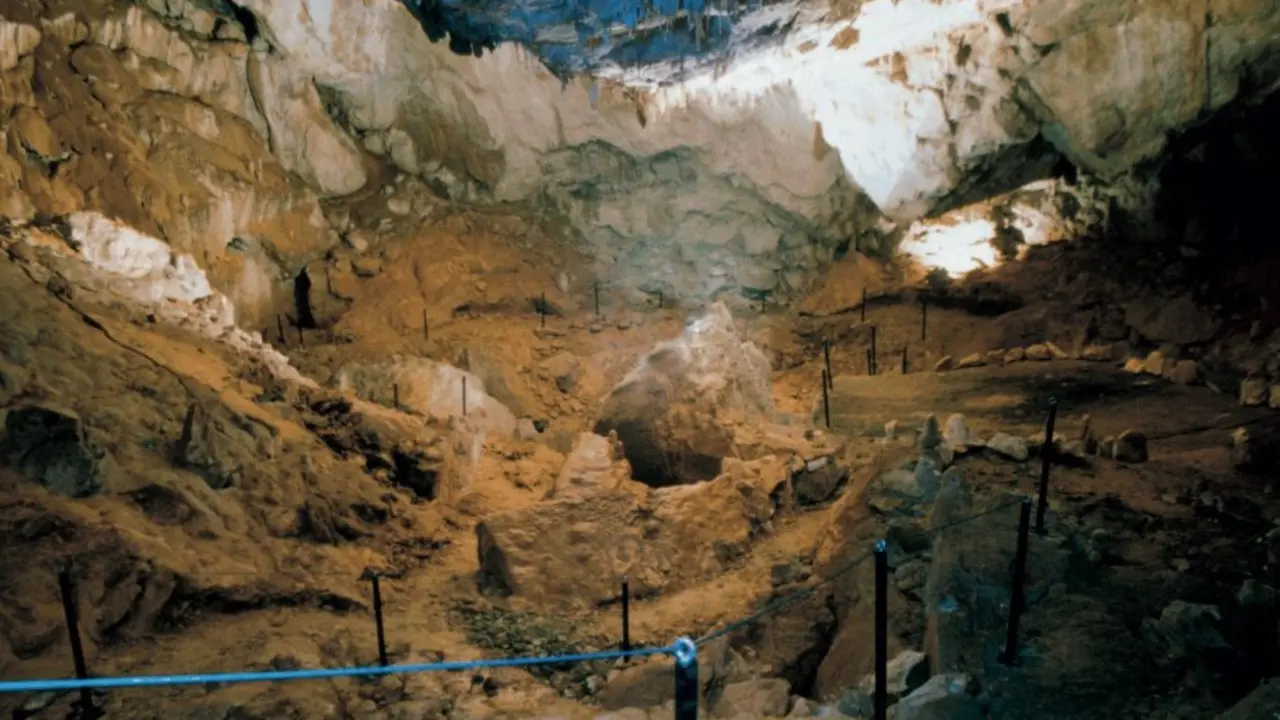 Cueva de Sope&ntilde;a (salitre II). / T.C.