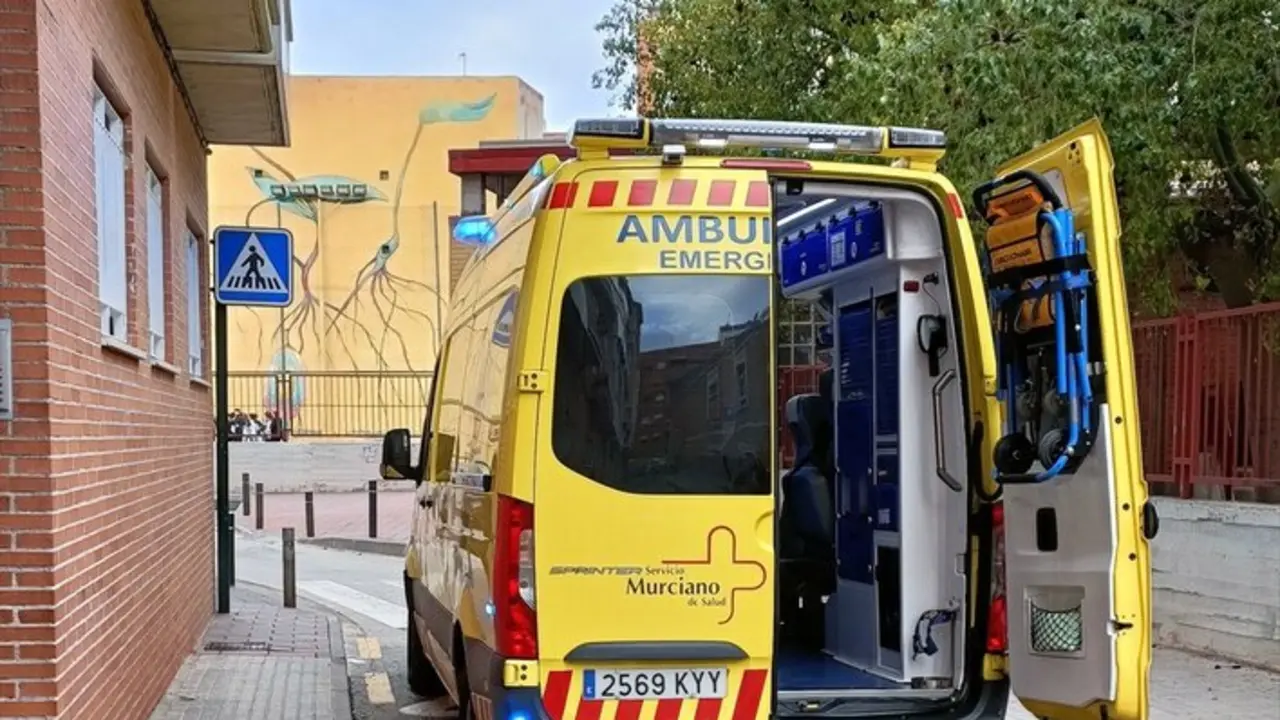 Una ambulancia atendiendo una emergencia en Murcia. / EP