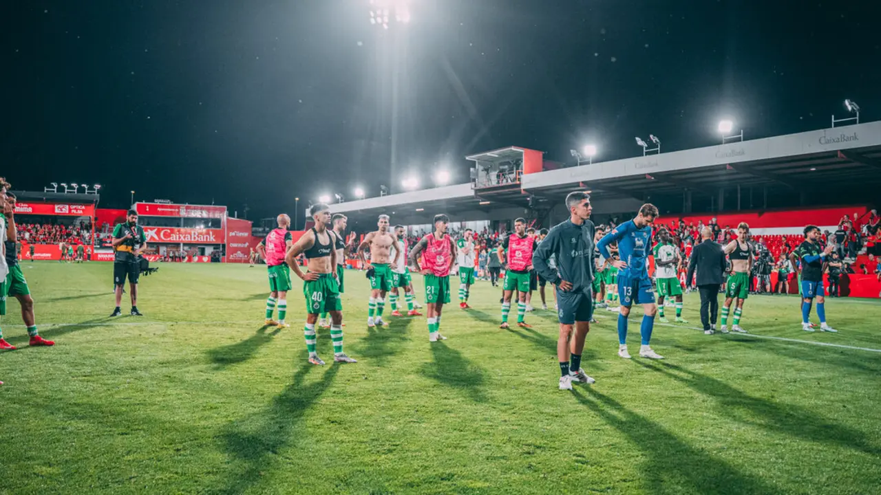 Los jugadores del Racing de Santander tras caer en Anduva. / RRC