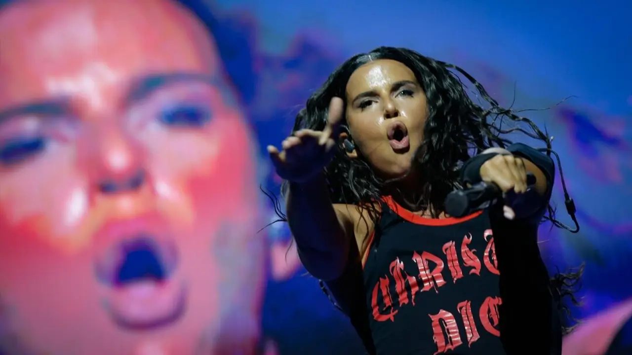 La cantante Nathy Peluso durante un concierto en el festival S&oacute;nar 2025. / Kike Rinc&oacute;n