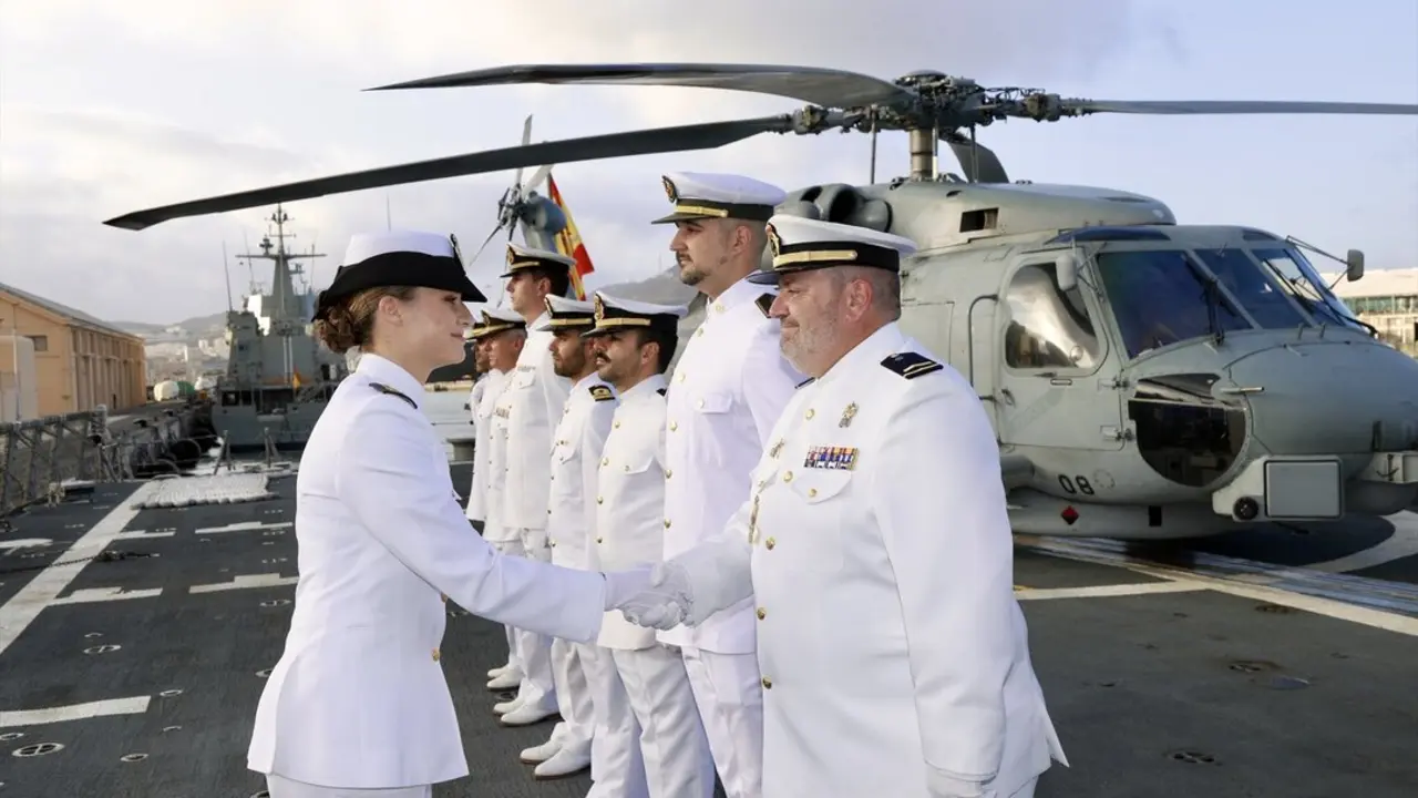 La Princesa Leonor embarca en la fragata &lsquo;Blas de Lezo&rsquo;. / Casa de S.M. el Rey