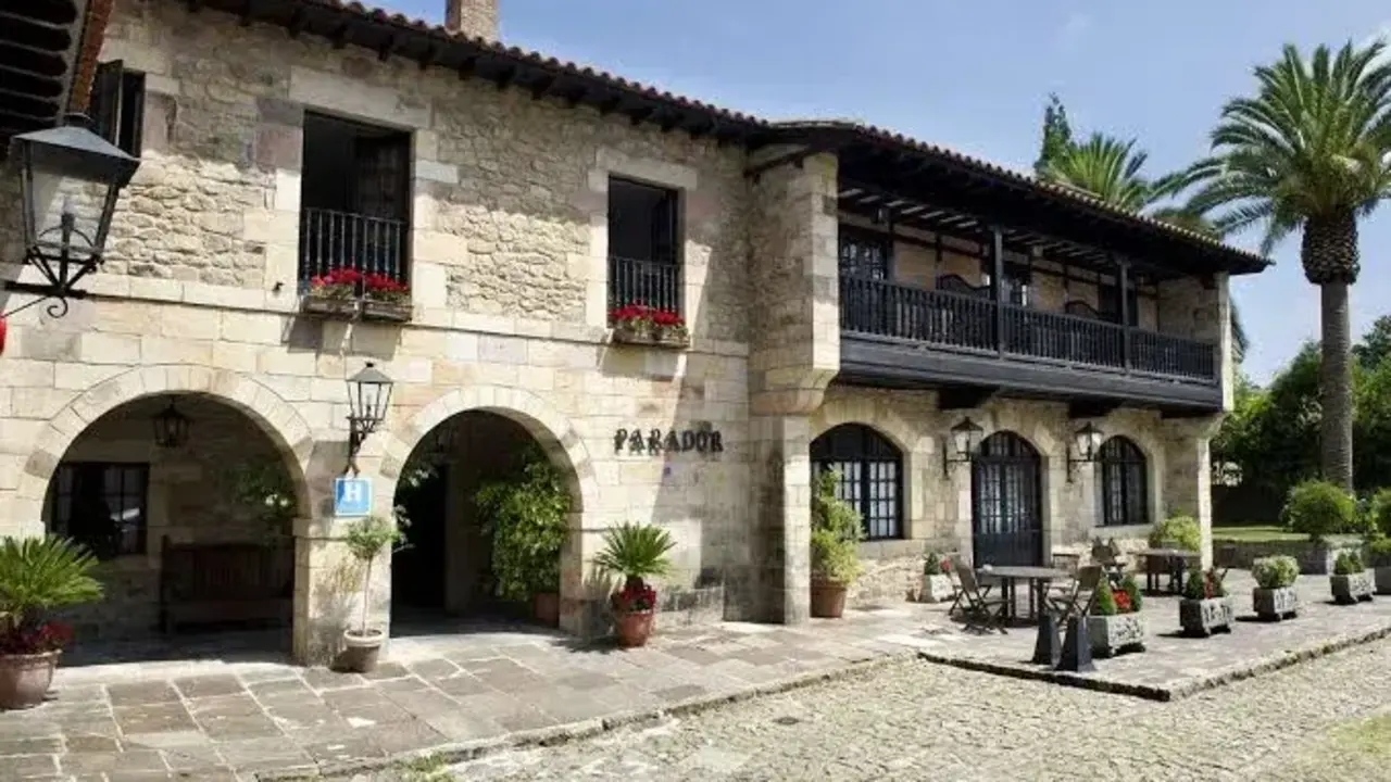 Fachada del Parador de Santillana del Mar Gil Blas. / A.E