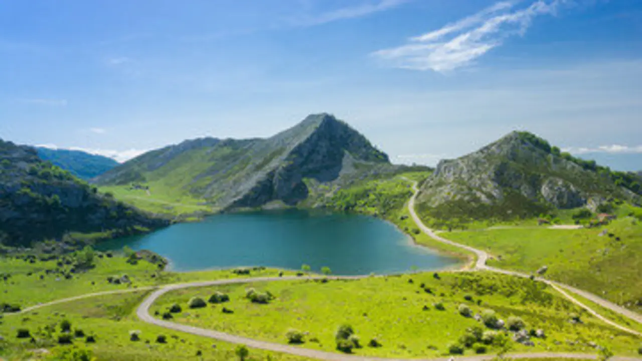 Vista de uno de los lagos de Covadonga. / A.S.P