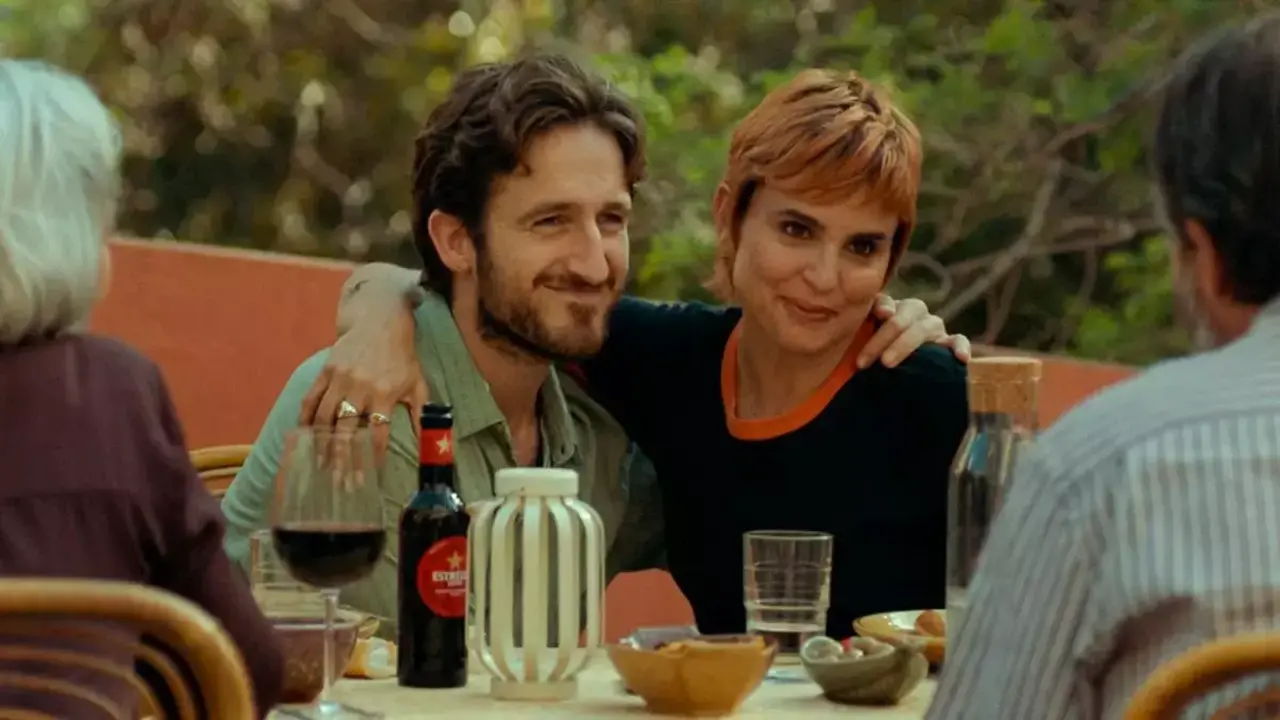 Joan Amargós y Verónica Echegui, en 'A muerte'. / APPLE TV+