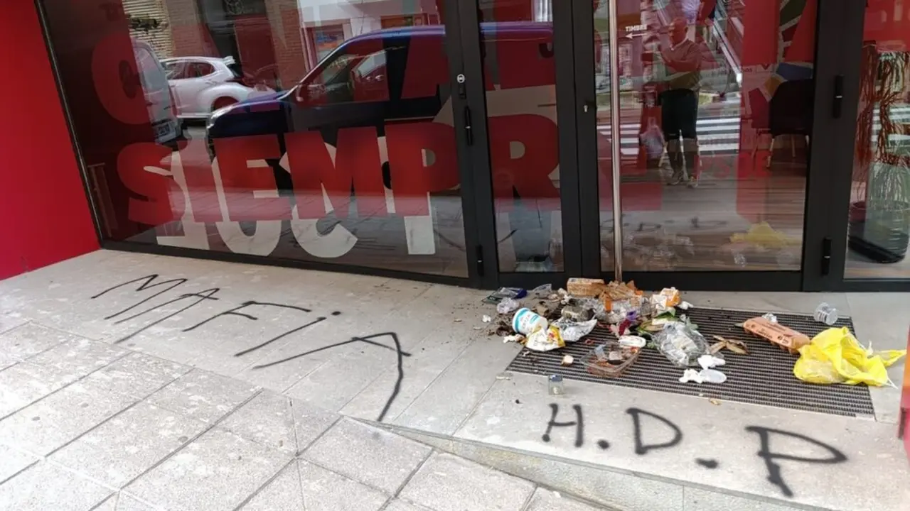 El PSOE denuncia un nuevo ataque a su sede de Cantabria con la palabra "mafia". / PSOE