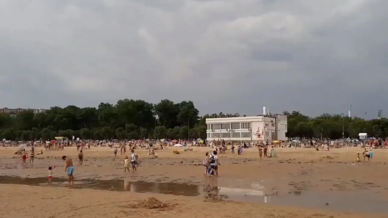 Los ba&ntilde;istas en la Segunda del Sardinero. / A.E.