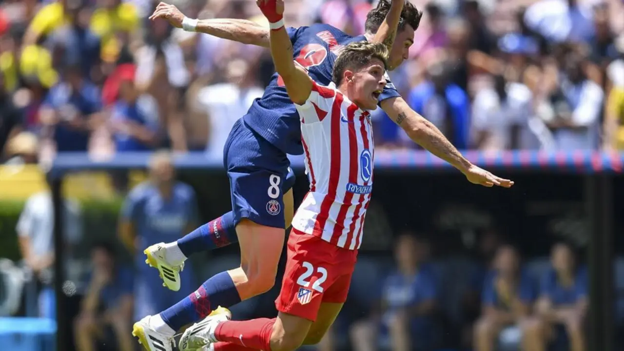 Giuliano Simeone y Fabi&aacute;n Ruiz, disputan un bal&oacute;n. /  Kevin Langley
