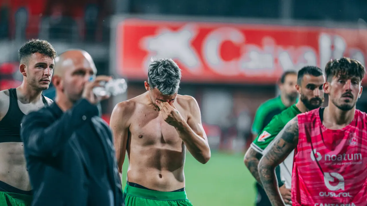 Los jugadores del Racing tras la derrota en la vuelta de los playoffs en Anduva. / RRC