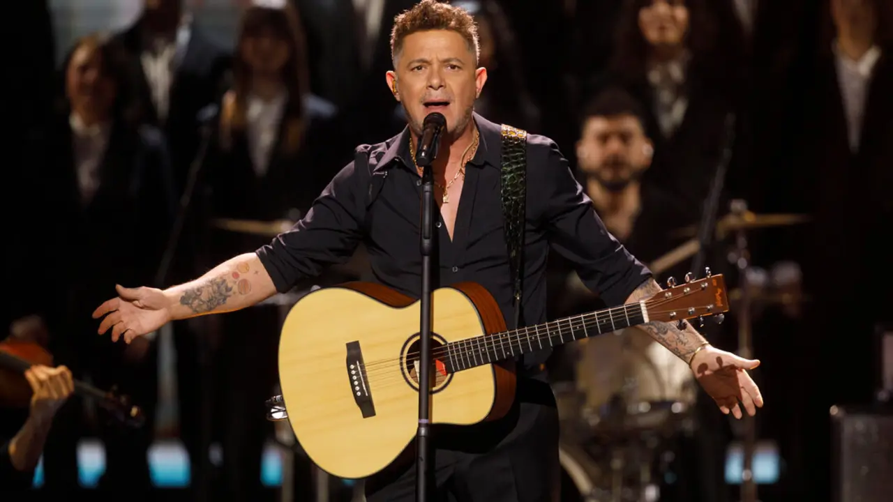El cantante Alejandro Sanz durante la gala de entrega de la 39&ordm; edici&oacute;n de los Premios Goya. / Alex C&aacute;mara