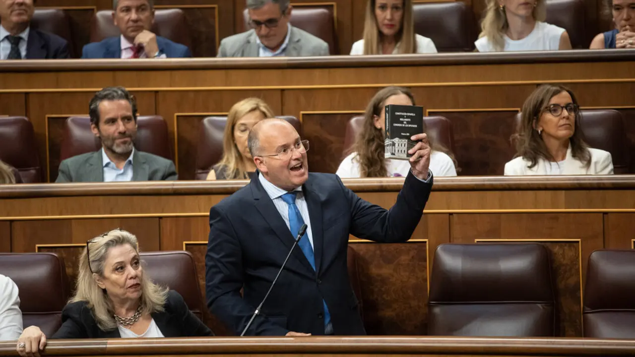 El portavoz del PP en el Congreso, Miguel Tellado, muestra la la Constituci&oacute;n. / EP