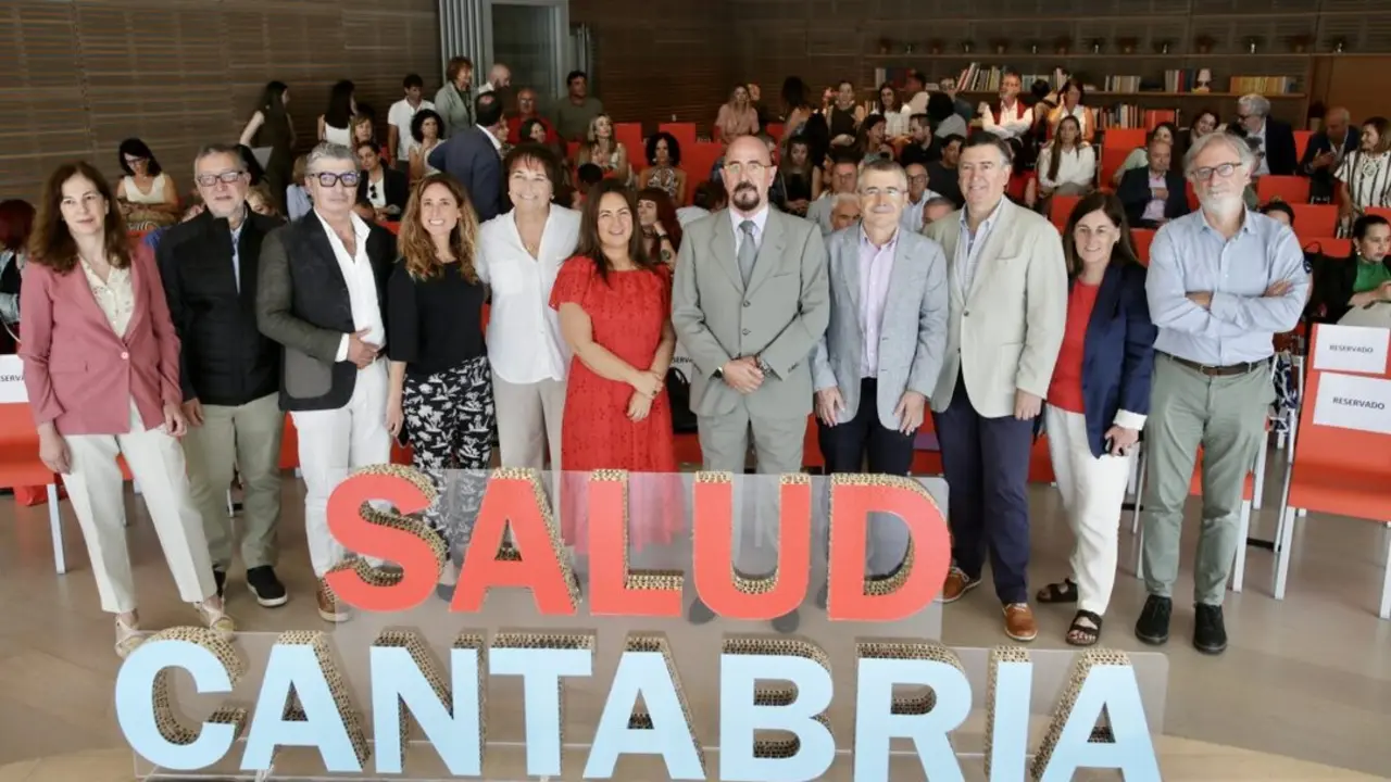 Foto de familia en el auditorio del Centro Bot&iacute;n con los consejeros Bego&ntilde;a G&oacute;mez del R&iacute;o y C&eacute;sar Pascual en el centro de la imagen Juanjo Santamar&iacute;a. / A.E