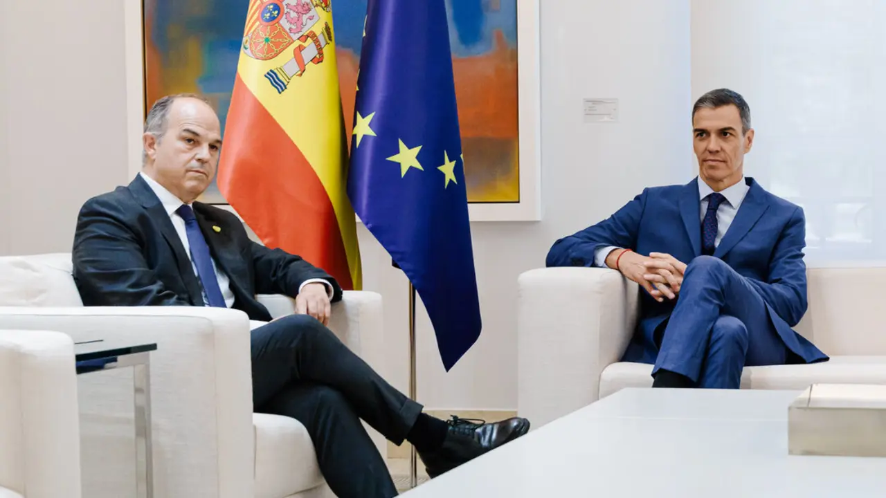 El secretario general de Junts, Jordi Turull (i), y el presidente del Gobierno, Pedro S&aacute;nchez (d), durante un encuentro, en el Palacio de La Moncloa. / EP