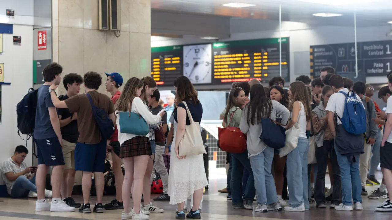 Varias personas en la estaci&oacute;n de Chamart&iacute;n. / Eduardo Parra