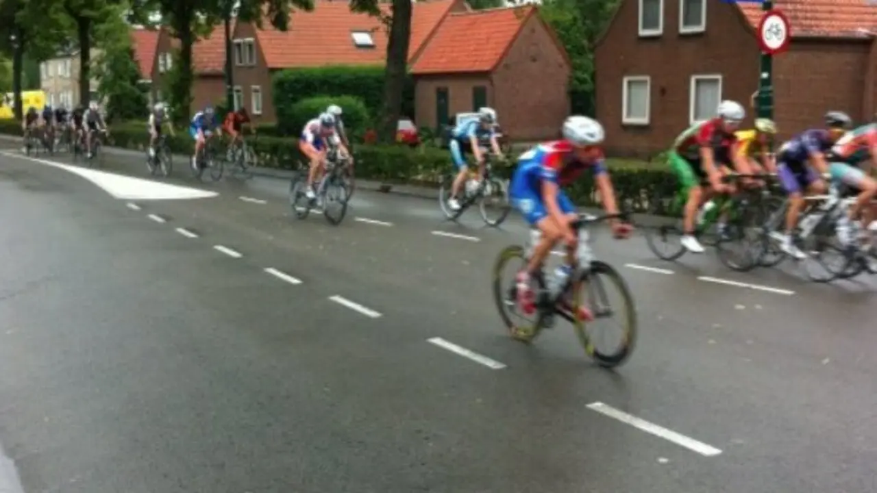Varios ciclistas en una carrera. / X