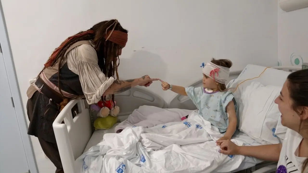 El actor Johnny Depp sorprende a los pacientes oncol&oacute;gicos del Ni&ntilde;o Jes&uacute;s con una visita del aut&eacute;ntico Jack Sparrow. / EP