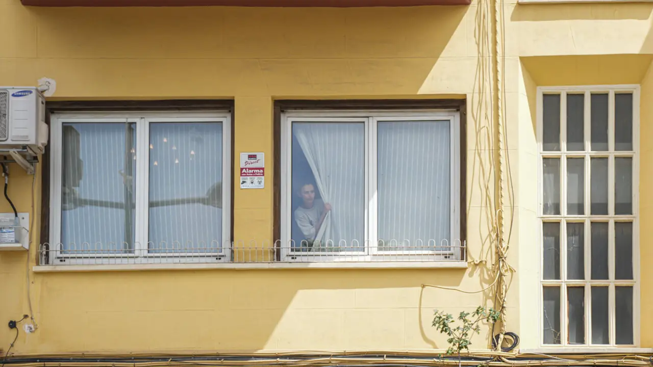 Ana&iacute;s D.G. era en ocasiones Letizia Hilton. La mujer que acompa&ntilde;aba a Jos&eacute; Luis &Aacute;balos durante el registro de su vivienda. / EP