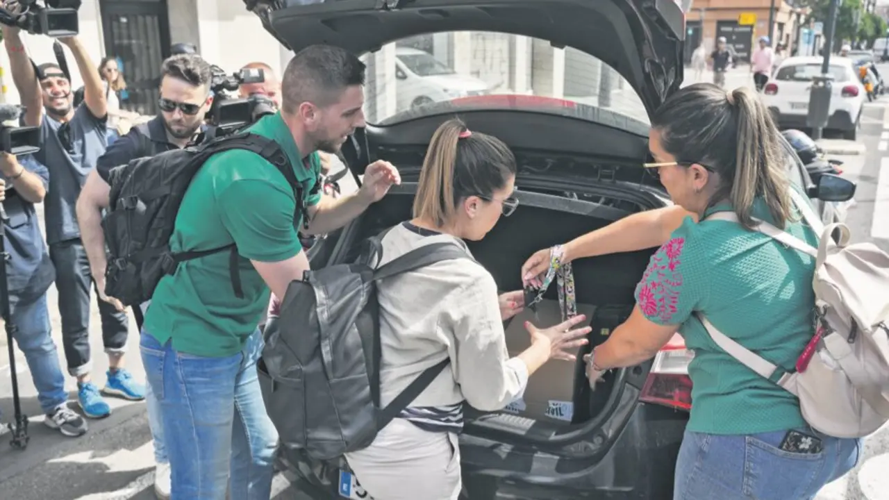 Agentes de la UCO salen de la casa del exministro de Transportes, Jos&eacute; Luis &Aacute;balos, el pasado 10 de junio. / Jorge Gil / Archivo